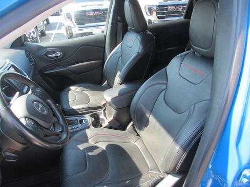 Used 2019 Jeep Cherokee Trailhawk AWD/4WD image 9