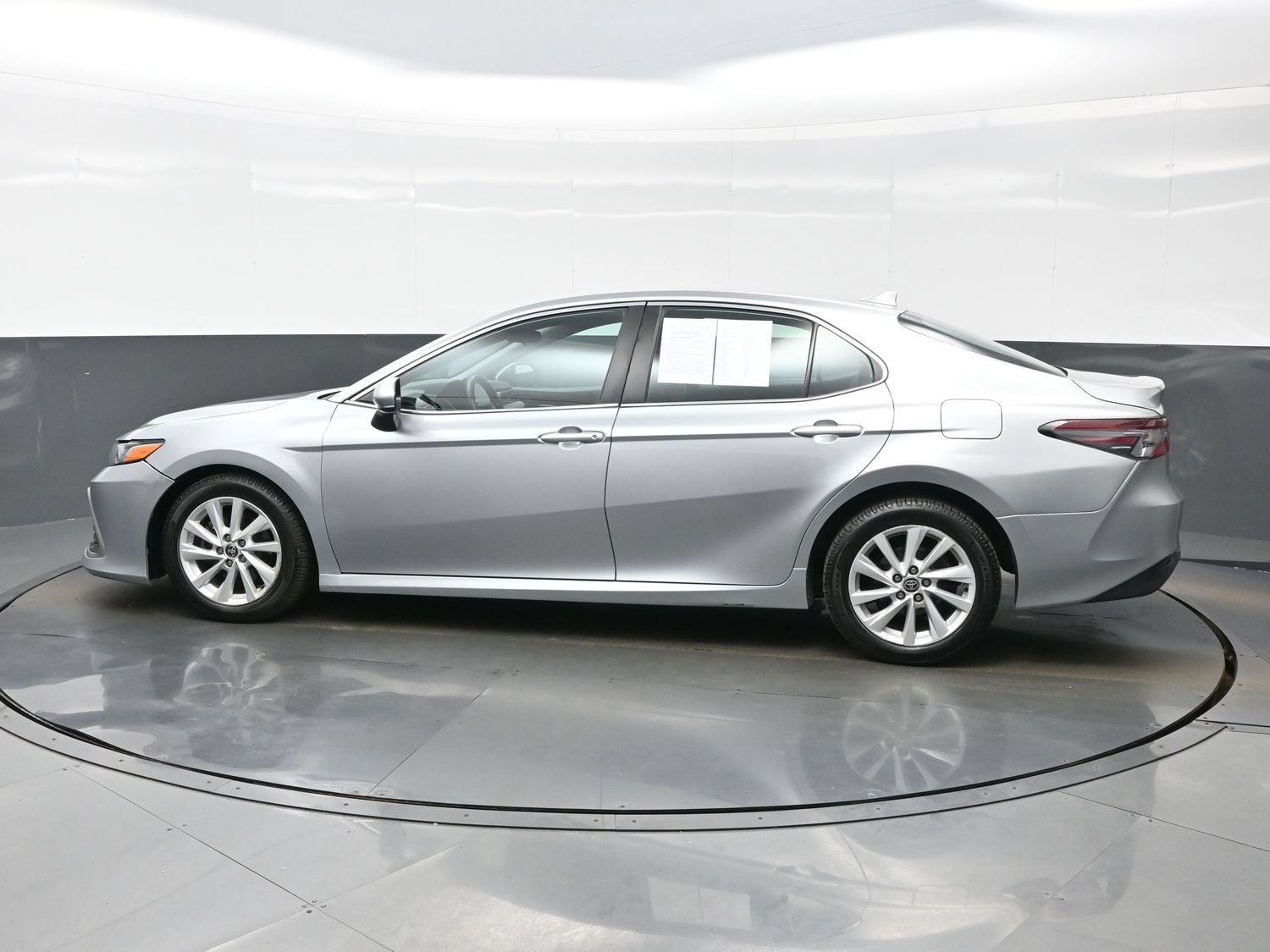 Used 2022 Toyota Camry LE AWD/4WD image 3