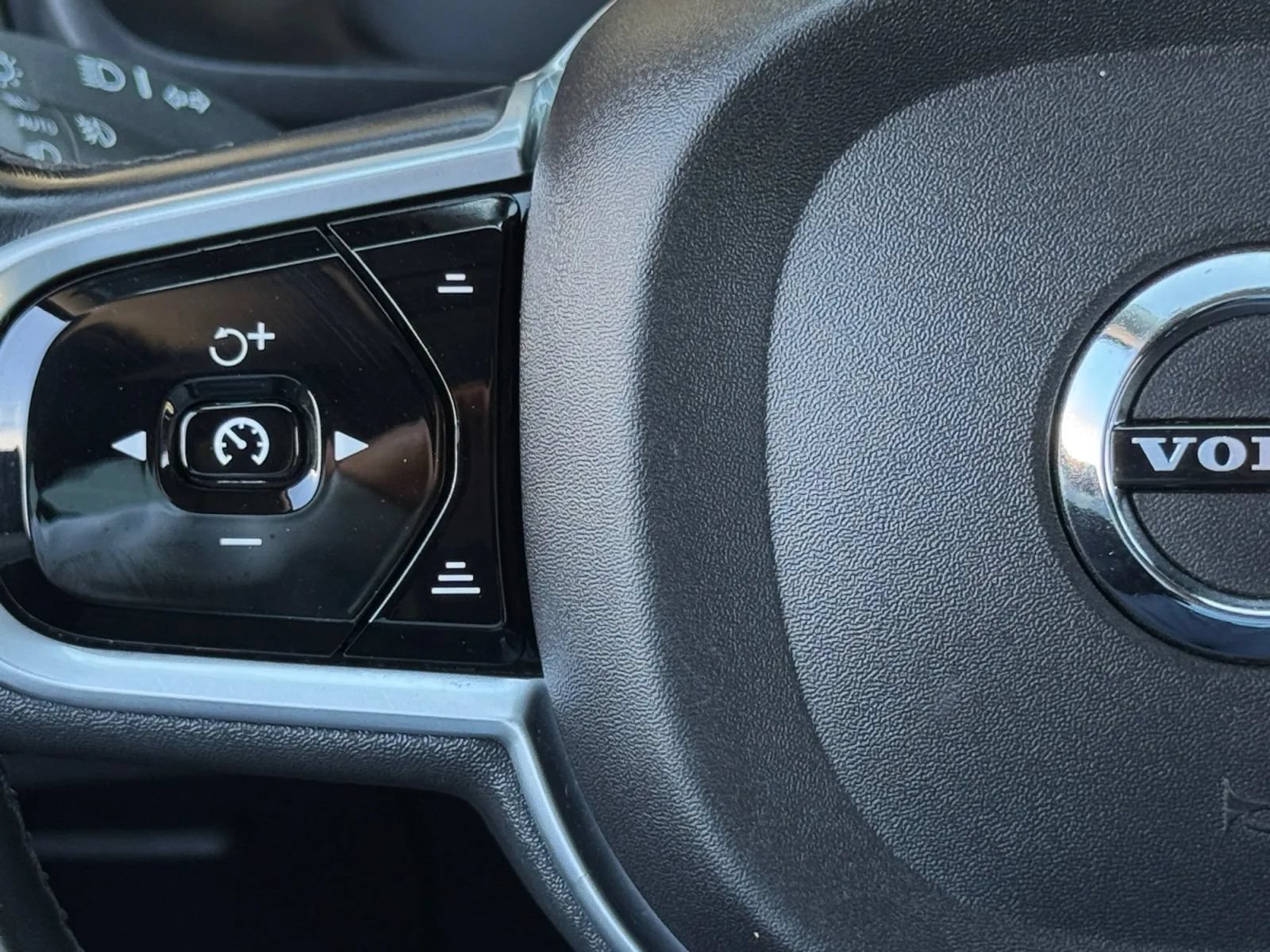 Used 2018 Volvo XC90 T5 Momentum w/ Convenience Package FWD image 28