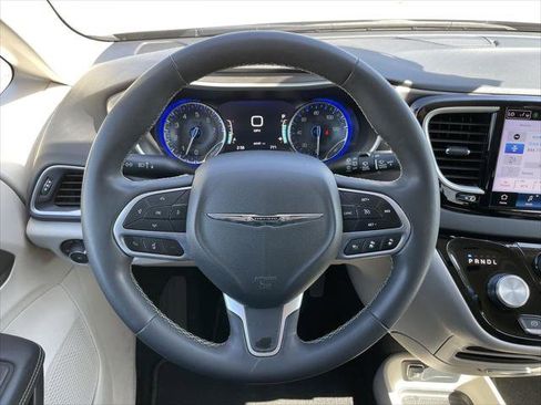 Used 2023 Chrysler Pacifica Touring-L FWD image 16