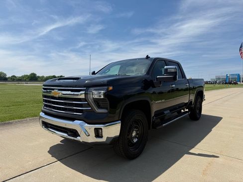 New 2026 Chevrolet Silverado 2500 LTZ w/ LTZ Convenience Package AWD/4WD image 11
