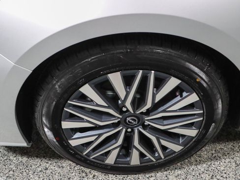 Used 2024 Nissan Altima 2.5 SV FWD image 11