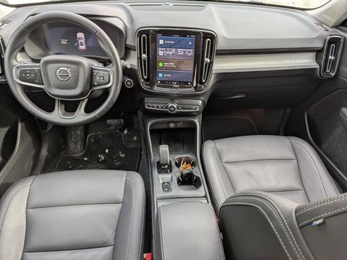 Used 2025 Volvo XC40 B5 Core image 8