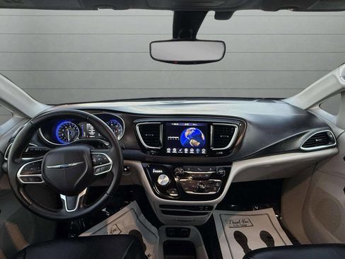 Used 2018 Chrysler Pacifica Touring-L image 20