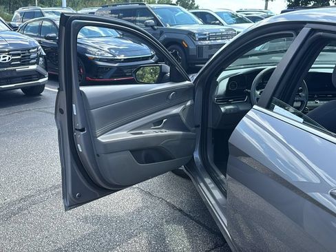 Used 2025 Hyundai Elantra SEL FWD image 13