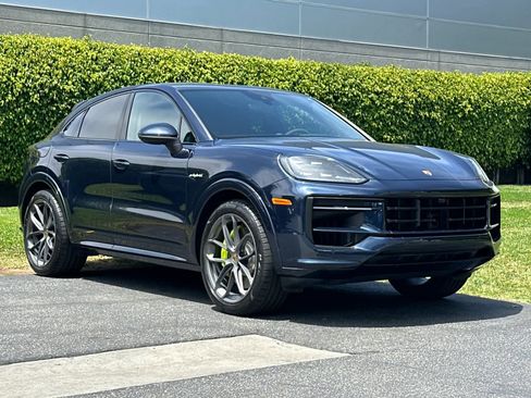 Certified 2024 Porsche Cayenne Coupe AWD/4WD image 10