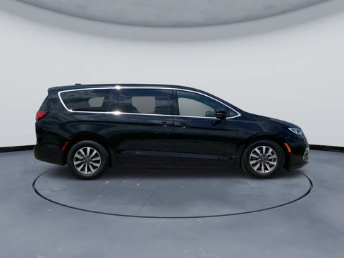 Used 2025 Chrysler Pacifica Select FWD image 10