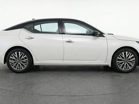Used 2025 Nissan Altima 2.5 SV image 11