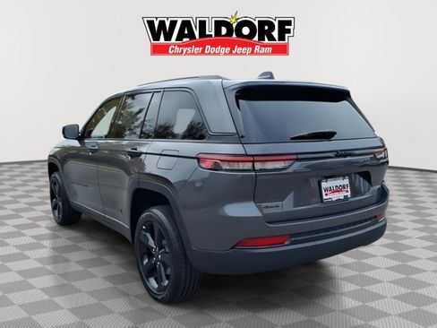 Used 2025 Jeep Grand Cherokee Altitude AWD/4WD image 5