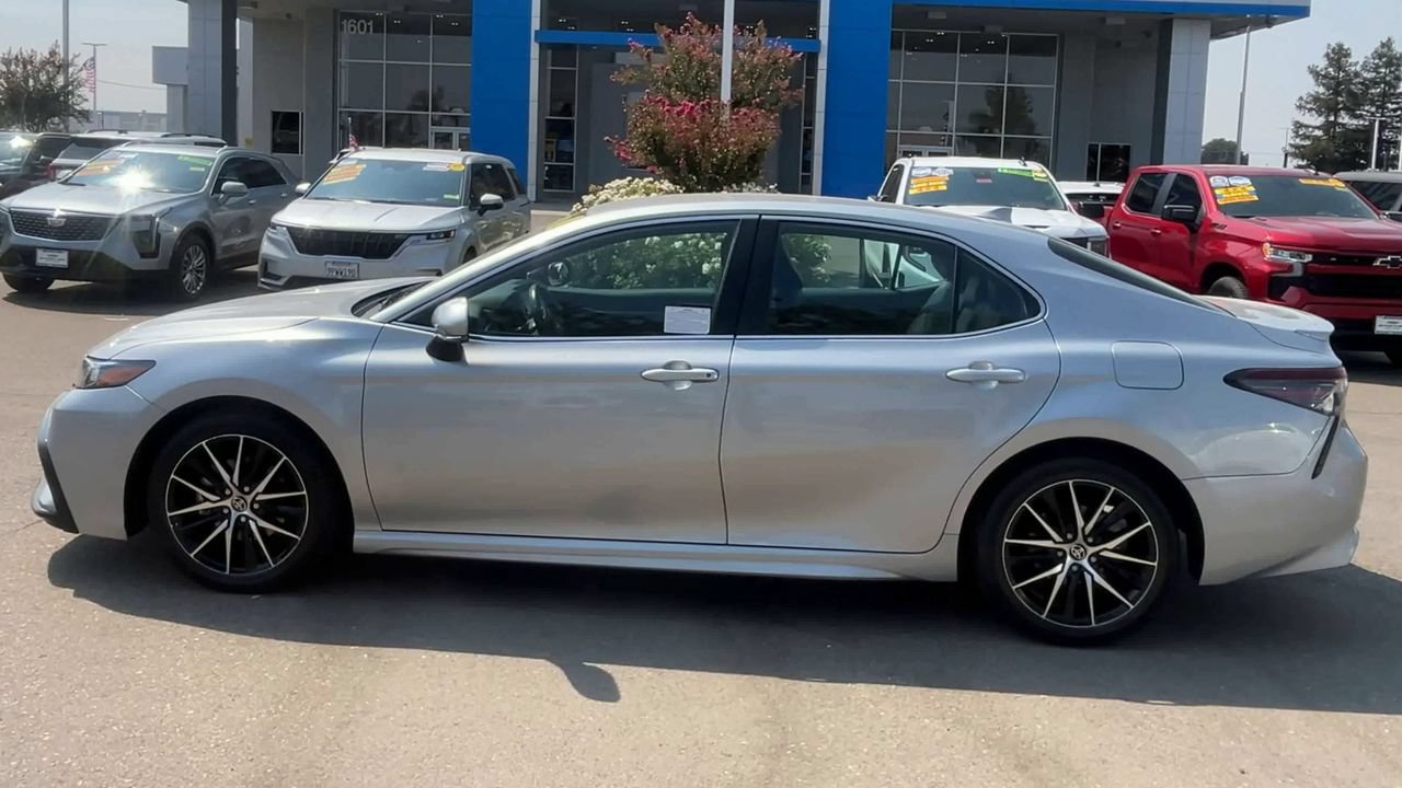 Used 2023 Toyota Camry SE FWD image 4
