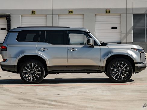 Used 2025 Lexus GX 550 w/ Accessory Package (2T) image 18