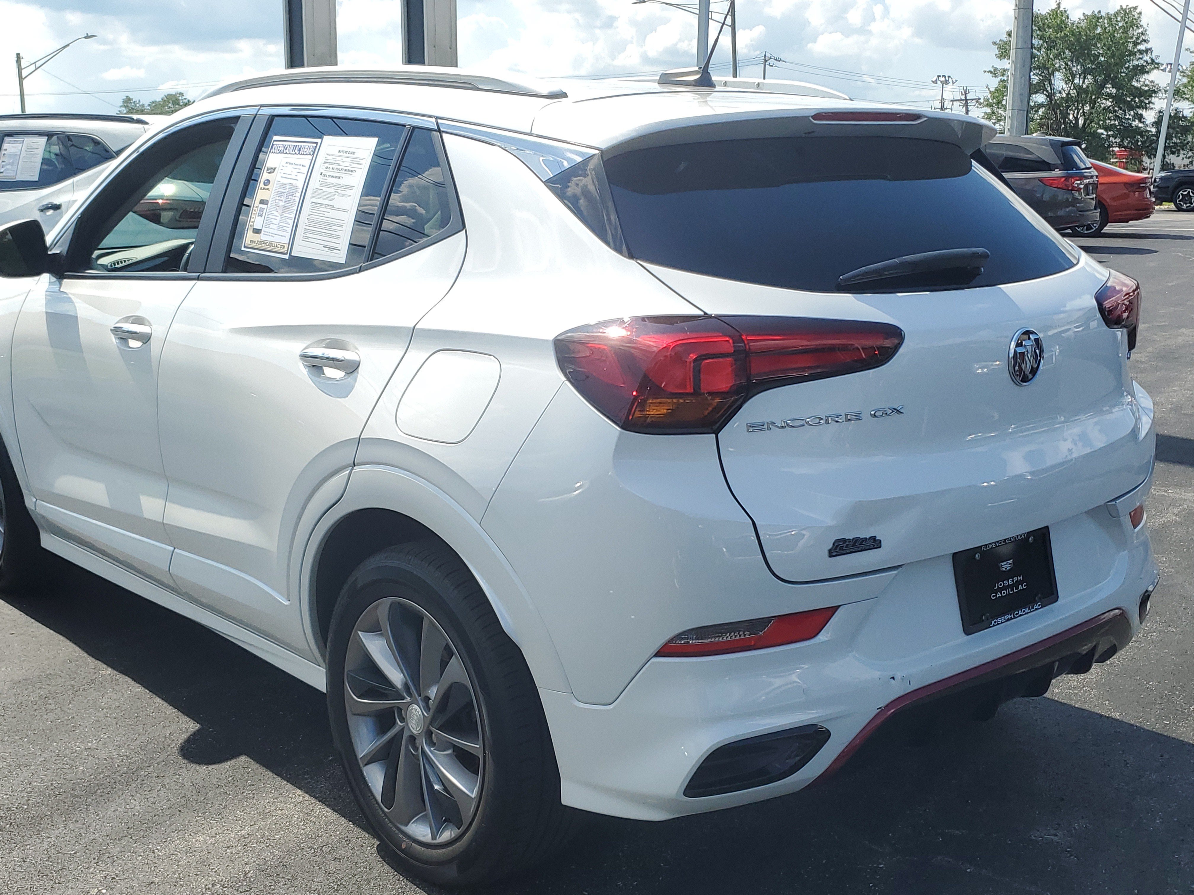 Used 2022 Buick Encore GX Select w/ Sport Touring Package FWD image 2