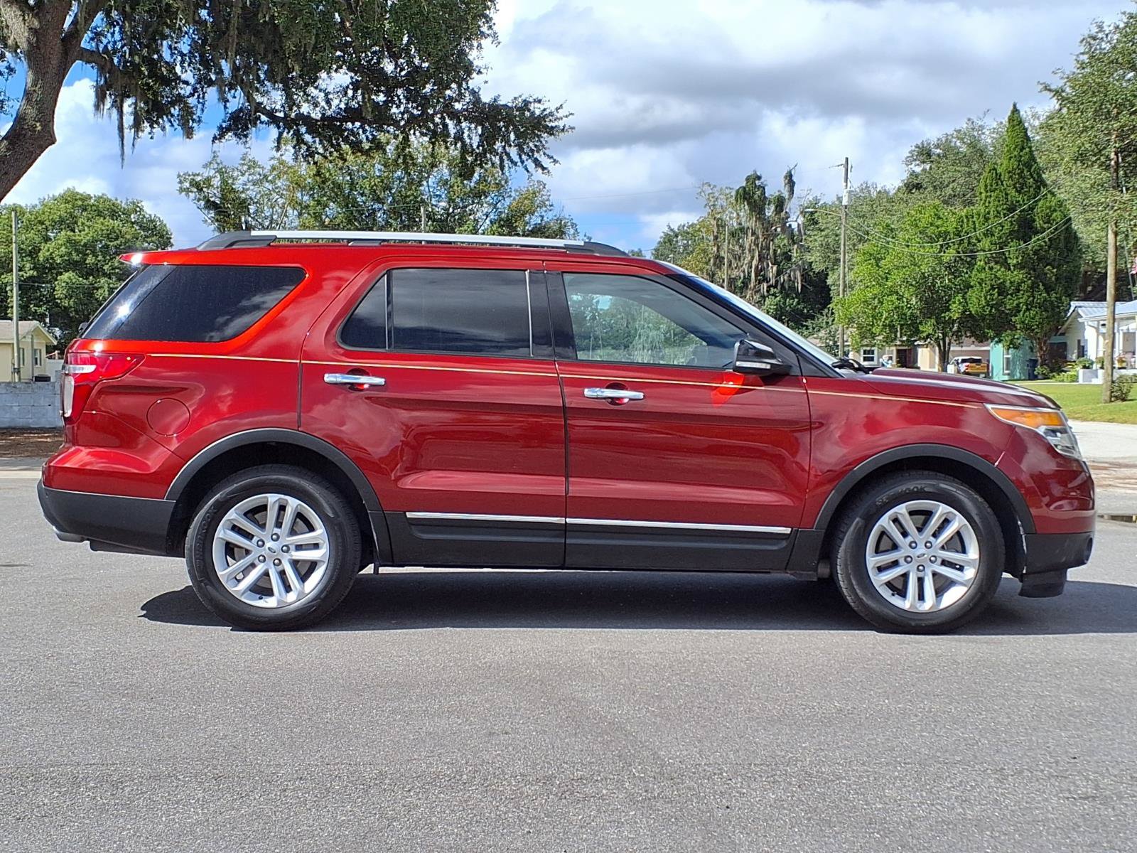Used 2014 Ford Explorer XLT w/ Equipment Group 202A FWD image 3