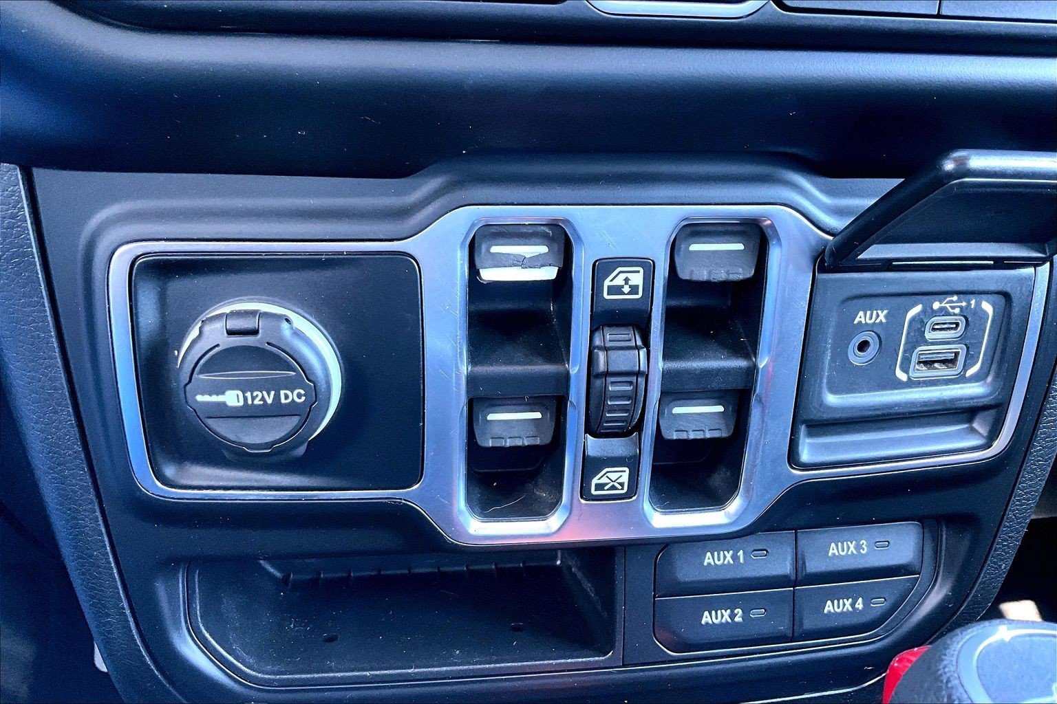 Used 2021 Jeep Gladiator Sport AWD/4WD image 17