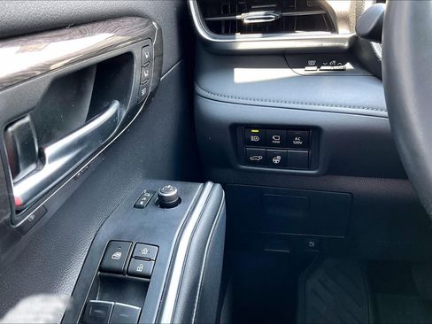 Used 2024 Toyota Highlander Limited FWD image 34