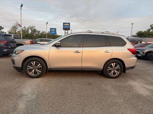 Used 2017 Nissan Pathfinder SL w/ SL Tech Package image 2