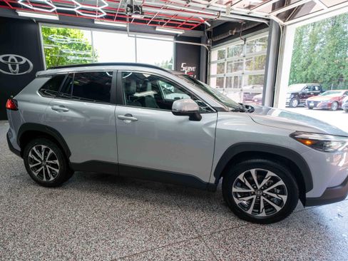 Used 2024 Toyota Corolla Cross XLE FWD image 5