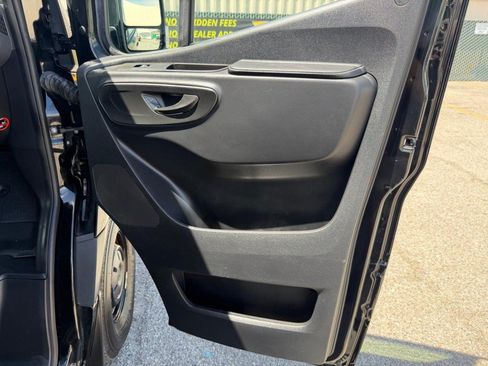 Used 2022 Mercedes-Benz Sprinter 2500 image 34