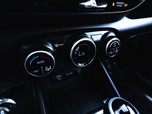 Used 2024 Hyundai Venue SEL image 16