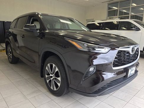 Used 2022 Toyota Highlander XLE AWD/4WD image 3