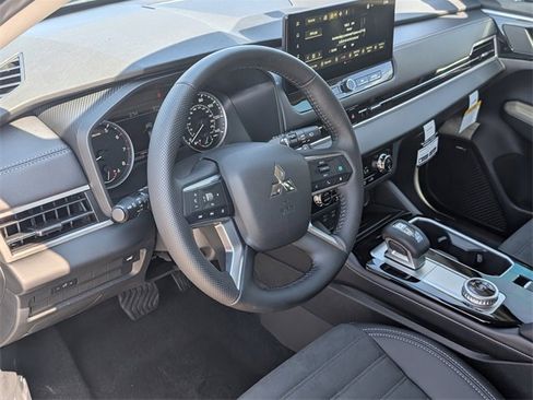 New 2025 Mitsubishi Outlander SE image 14