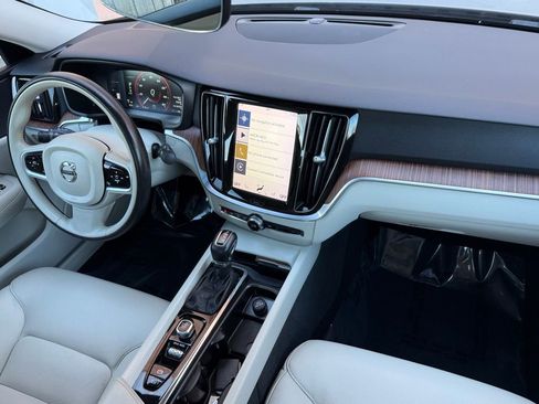 Used 2019 Volvo S60 T5 Momentum w/ Premium Package image 22