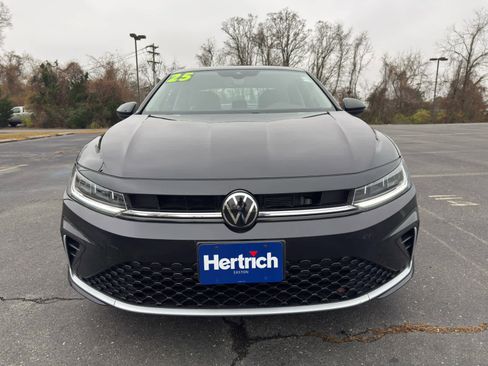 Used 2025 Volkswagen Jetta SE image 10