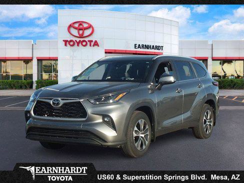 Certified 2025 Toyota Highlander XLE image 1