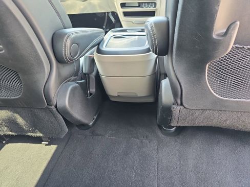 Used 2023 Chrysler Pacifica Touring-L FWD image 13