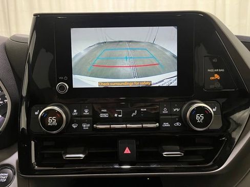 Used 2023 Toyota Highlander XLE AWD/4WD image 21