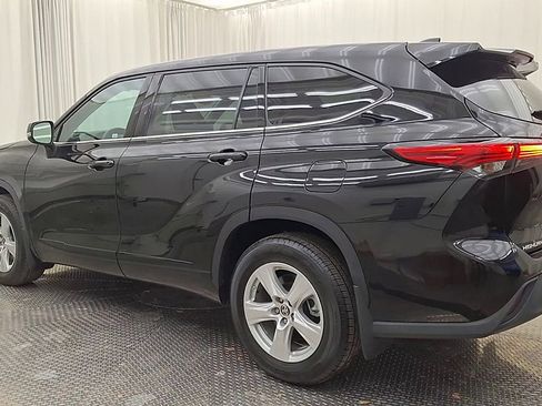 Certified 2022 Toyota Highlander L image 9