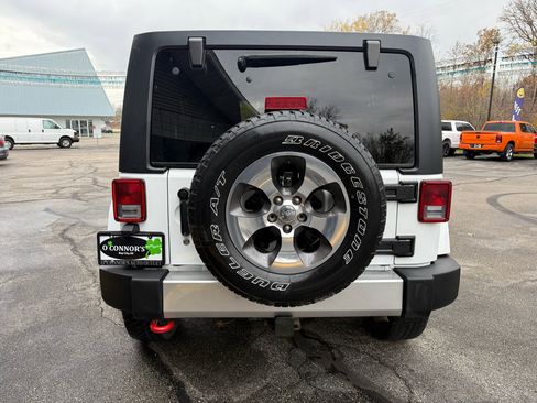 Used 2018 Jeep Wrangler Unlimited Sahara w/ Connectivity Group image 4