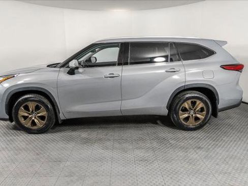 Used 2022 Toyota Highlander Bronze Edition image 3