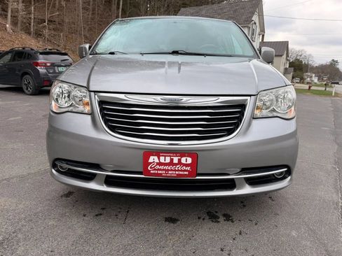 Used 2016 Chrysler Town & Country Touring FWD image 2