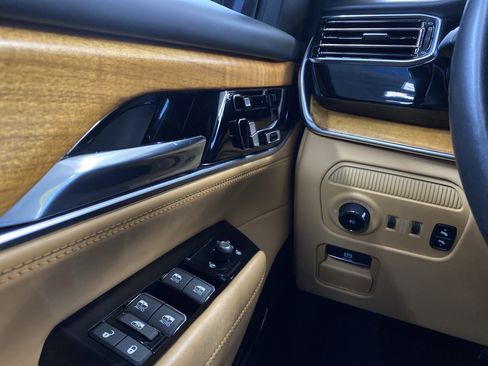 Used 2022 Jeep Grand Wagoneer Series III w/ Rear Seat Video Group 1 image 22