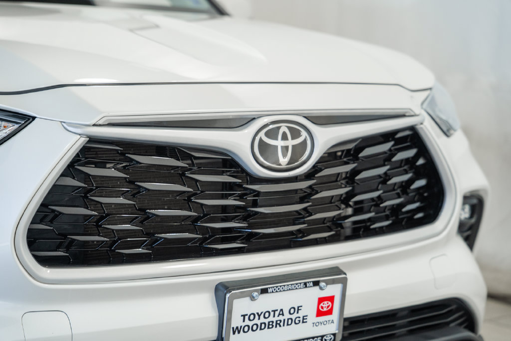 Used 2021 Toyota Highlander XLE AWD/4WD image 8