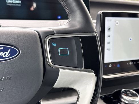 Used 2025 Ford Expedition Platinum image 18