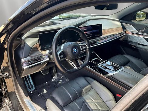 Used 2023 BMW i7 xDrive60 w/ Executive Package 2 AWD/4WD image 17