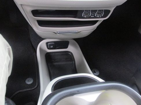 Used 2023 Chrysler Pacifica Touring-L FWD image 37