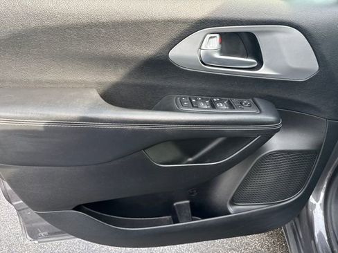 Used 2018 Chrysler Pacifica Touring-L w/ Premium Audio Group image 9