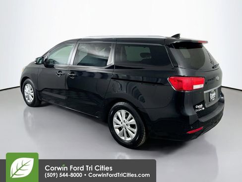 Used 2017 Kia Sedona LX w/ LX Essentials Premium Package image 11