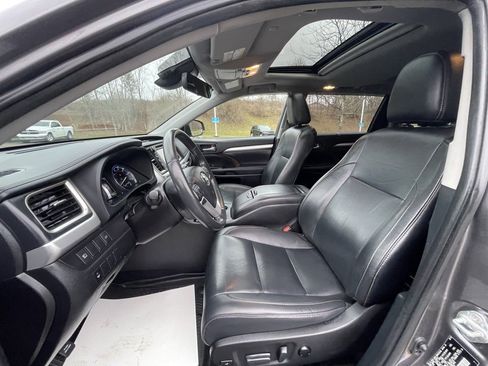 Used 2019 Toyota Highlander XLE image 29