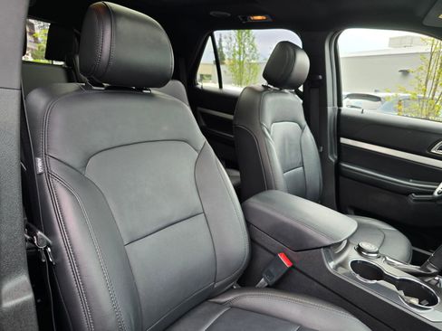 Used 2017 Ford Explorer XLT w/ Equipment Group 202A AWD/4WD image 11