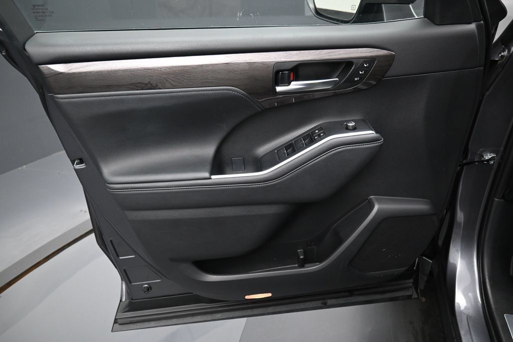 Certified 2024 Toyota Highlander Limited AWD/4WD image 11
