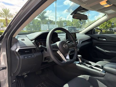 Used 2024 Nissan Altima 2.5 SV FWD image 14