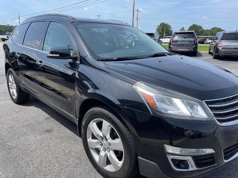 Used 2017 Chevrolet Traverse LT w/ Style and Technology Package image 4