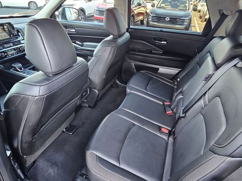 Used 2025 Nissan Pathfinder SL image 15