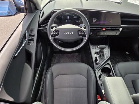 Used 2025 Kia Niro EX image 11