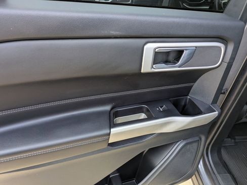 Used 2022 Ford Explorer XLT w/ Equipment Group 202A image 11