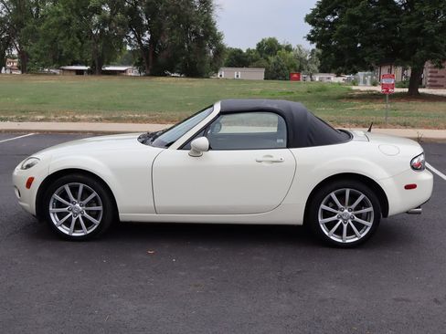 Used 2006 MAZDA MX-5 Miata Sport RWD image 9